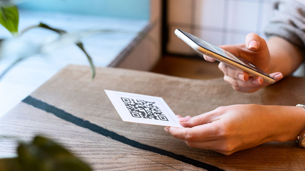 Persona escaneando un código QR con un móvil
