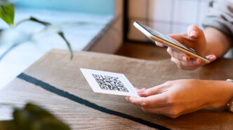 Persona escaneando un código QR con un móvil
