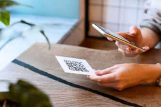 Persona escaneando un código QR con un móvil
