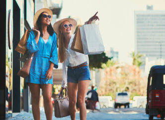 Chicas de compras durante sus vacaciones