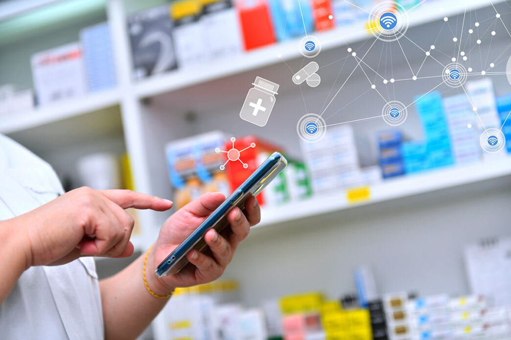 Farmacéutico consultando en un dispositivo móvil