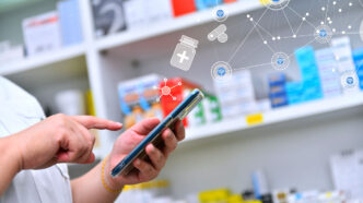 Farmacéutico consultando en un dispositivo móvil