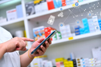 Farmacéutico consultando en un dispositivo móvil