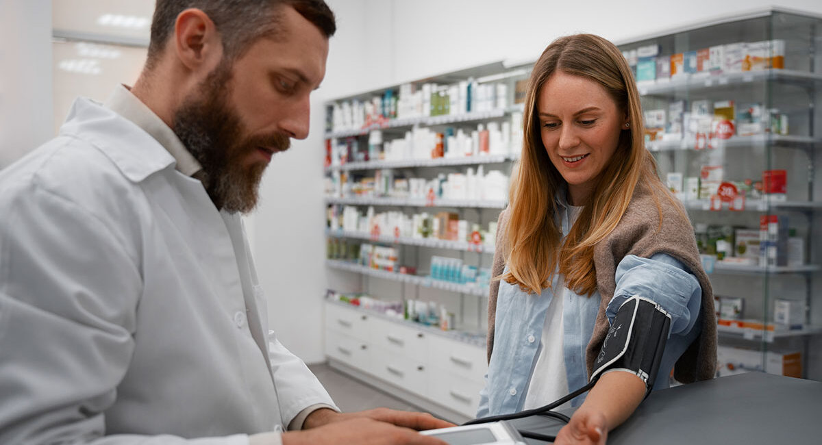 Farmacéutico tomándole la tensión a una chica