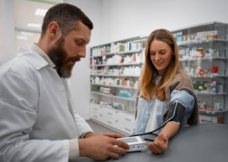 Farmacéutico tomándole la tensión a una chica