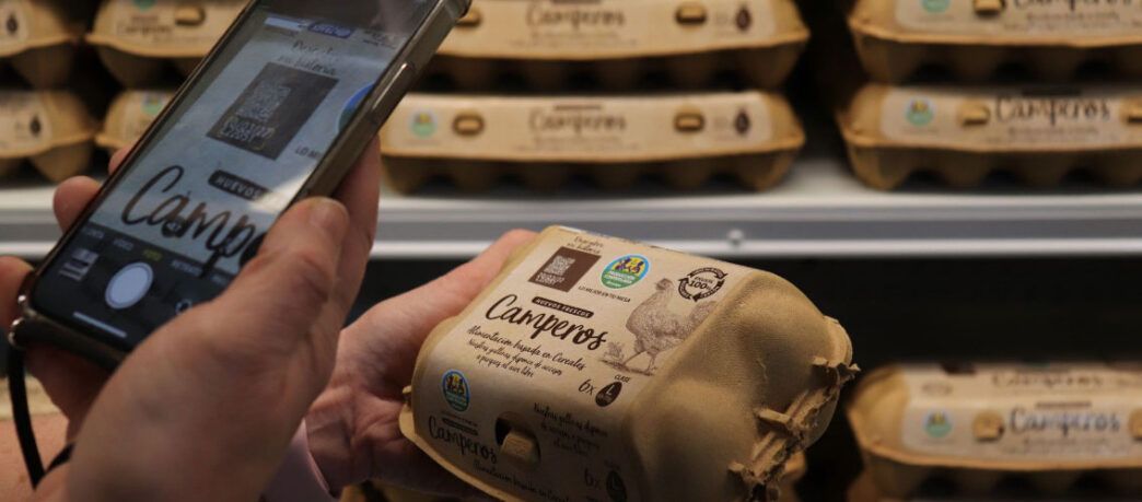 Tecnología blockchain en los huevos camperos de Alcampo. ALCAMPO