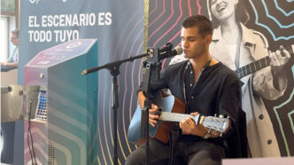 Actuación musical en un escenario de Openstage