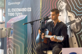 Actuación musical en un escenario de Openstage
