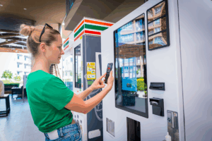 Chica usando una smart locker