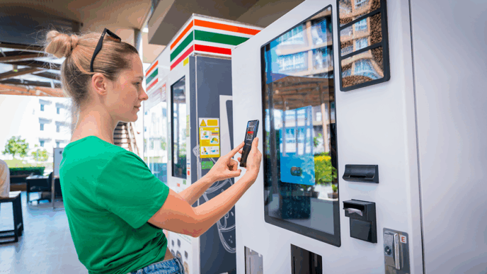 Chica usando una smart locker