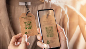 Clienta escaneando un código QR de una etiqueta de una prenda