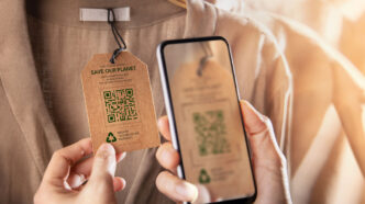 Clienta escaneando un código QR de una etiqueta de una prenda