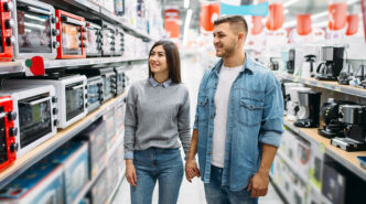clientes en una tienda de electrodomésticos