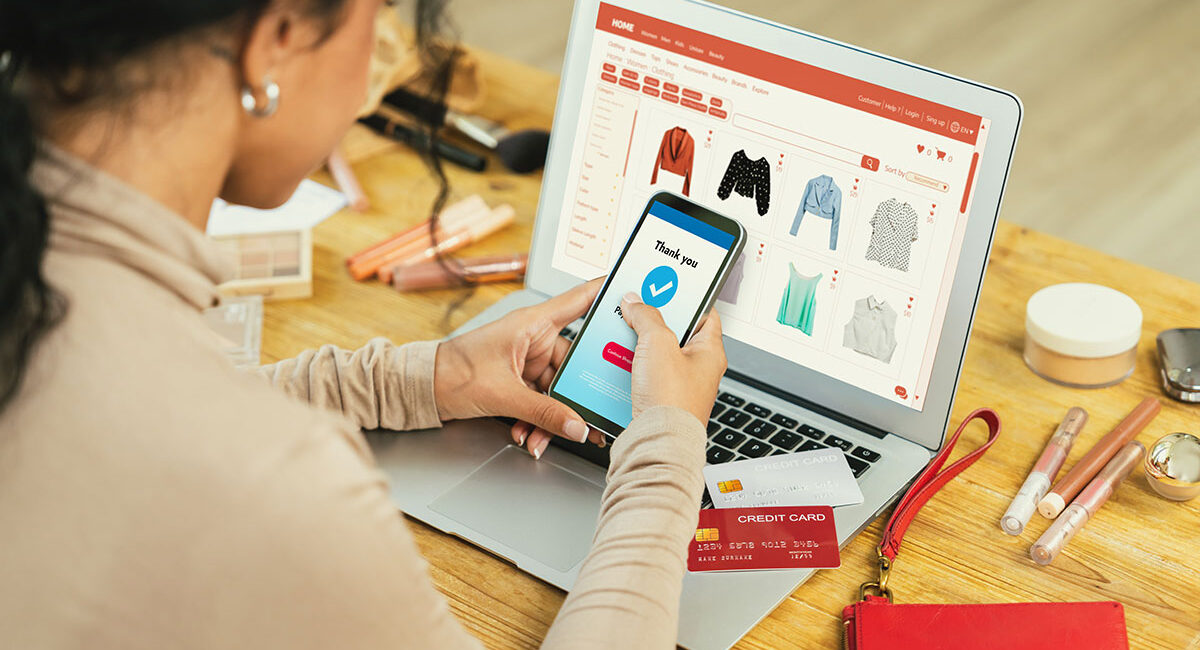 Chica realizando una compra online