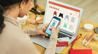 Chica realizando una compra online