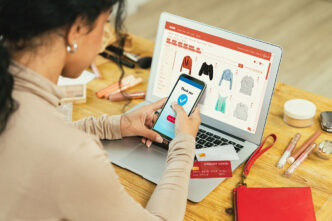 Chica realizando una compra online