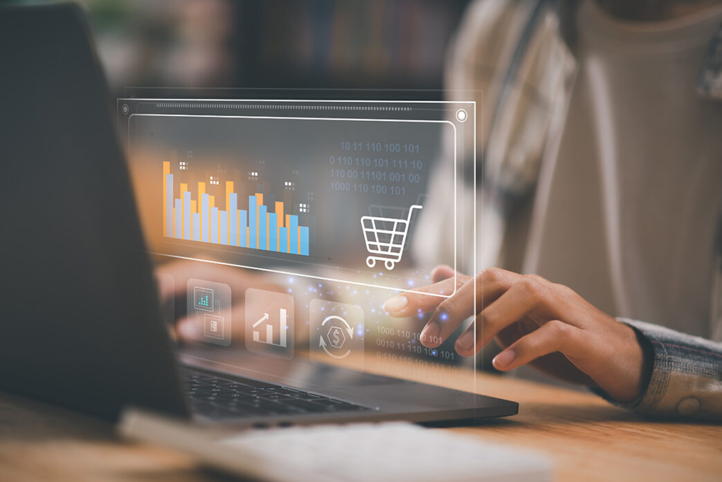 Chico revisando los datos de su retail
