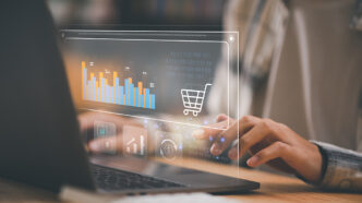 Chico revisando los datos de su retail