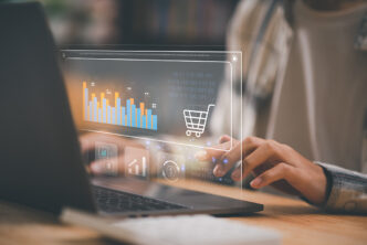 Chico revisando los datos de su retail