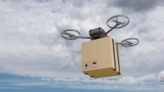 Un dron llevando un paquete