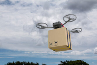 Un dron llevando un paquete