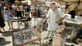 Herrero en un puesto en la Feira Franca de Pontevedra