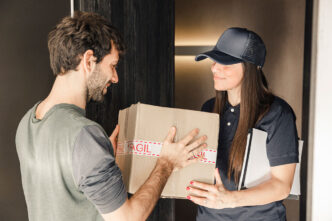 Chica entregando un paquete a un cliente