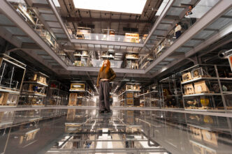 Vista del hall del Weston Collections en el V&A East Storehouse. DAVID PARRY