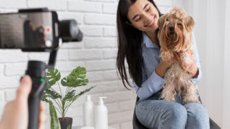Chica grabando con su mascota influencer