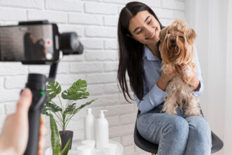 Chica grabando con su mascota influencer