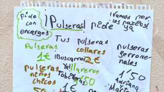 Cartel para la venta de pulseras y collares realizado por niñas en un patio vecinal