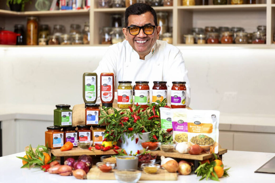 El chef Sanjeev Kapoor con un surtido de salsas y encurtidos indios que ha posicionado en las tiendas Coles. COLES GROUP