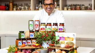 El chef Sanjeev Kapoor con un surtido de salsas y encurtidos indios que ha posicionado en las tiendas Coles. COLES GROUP