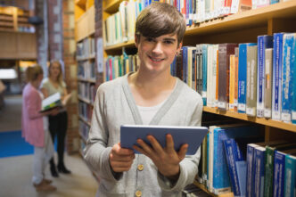 Chico hojeando libros en una librería