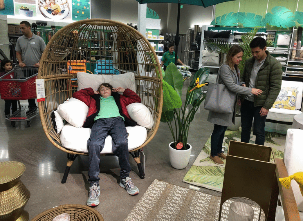 Personas comprando en una tienda de decoración y hogar