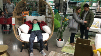 Personas comprando en una tienda de decoración y hogar