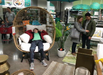 Personas comprando en una tienda de decoración y hogar