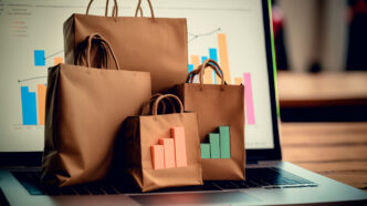 Bolsas de la compra sobre un ordenador con estadísticas.